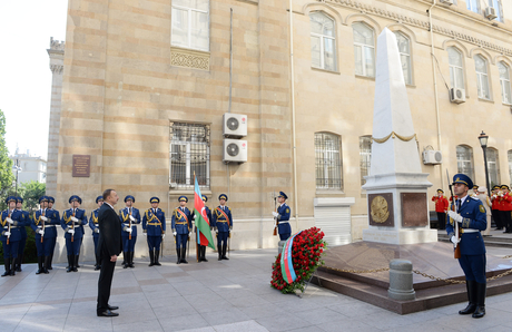 Президент Ильхам Алиев посетил памятник АДР в Баку